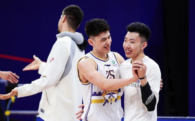 两个年轻警察急忙把李东涛拉开，这时候马岚已经满脸鲜血、惨不忍睹了。